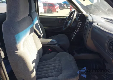 2002 Chevrolet S-10 from USA, damaged, VIN 1GCDT19W628140984